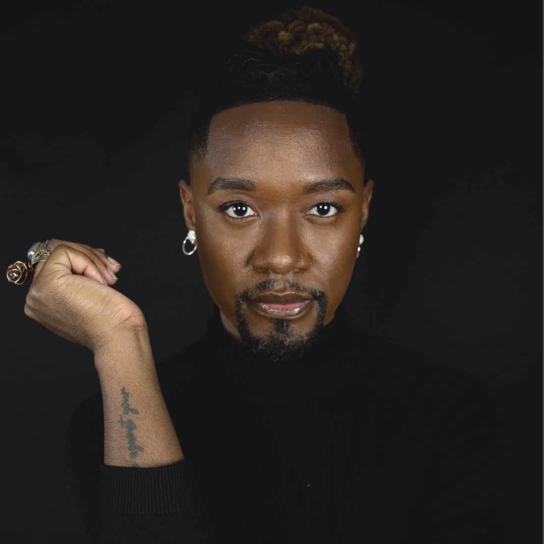 A photograph shows a portrait of Twiggy Pucci Garçon.